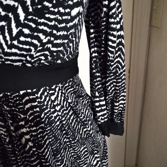 Maggy London Petites Long Sleeve Midi Dress - Picture 3 of 7